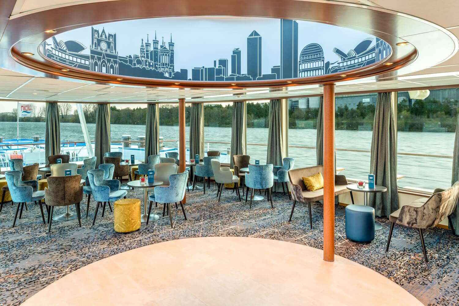 Reisebüro Robertz Gruppenreisen 2026 | Malerisches Südfrankreich mit nicko cruises - Panoramasalon an Bord des Bijou du Rhône